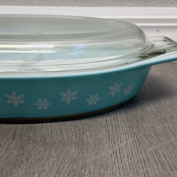 Vintage PYREX Turquoise Snowflake 1-1/2 Quart Divided Casserole Dish w/ Lid - Picture 3 of 7